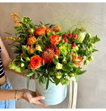 Цветочная композиция в коробке «Огонь и нежность»