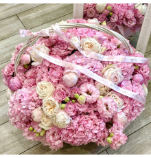 Корзина цветов "Нежность в каждом лепестке"
