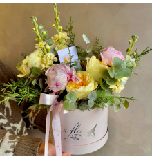 Цветочная композиция в коробке «Нежность в объятиях природы»