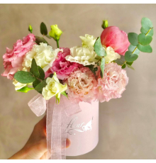 Квіткова композиція у коробці "Квітковий поцілунок"