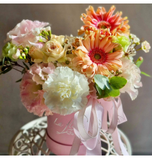 Цветочная композиция в коробке «Нежный акцент осени»