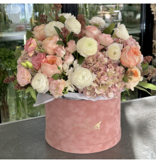 Цветочная композиция с гортензиями и ранункулюсами