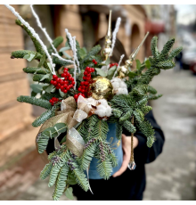 Новогодняя композиция с елочными украшениями