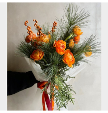 Букет с сосной и ранункулюсами