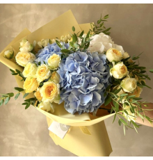 Желто-голубой букет с гортензиями