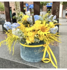 Желто-голубая цветочная композиция